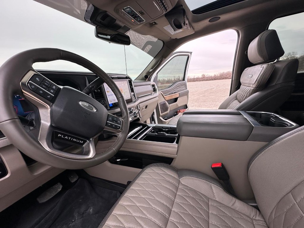 Ford Super Duty F-450 DRW Vehicle Full-screen Gallery Image 36