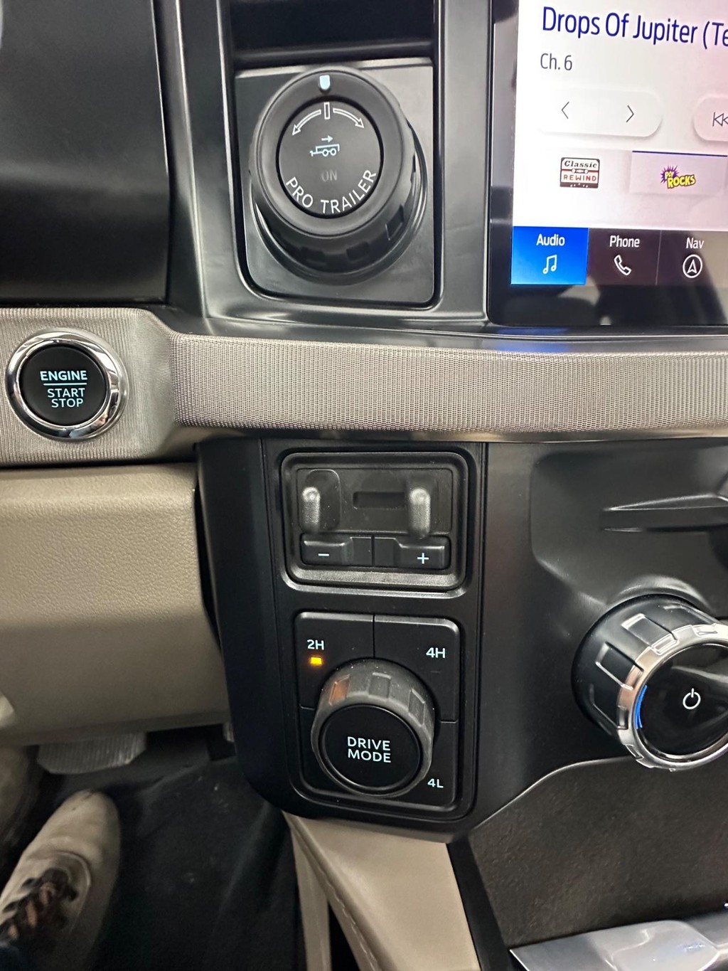 Ford Super Duty F-450 DRW Vehicle Full-screen Gallery Image 37