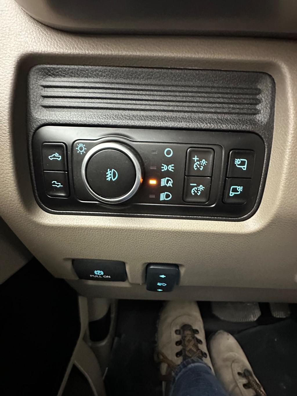 Ford Super Duty F-450 DRW Vehicle Full-screen Gallery Image 38