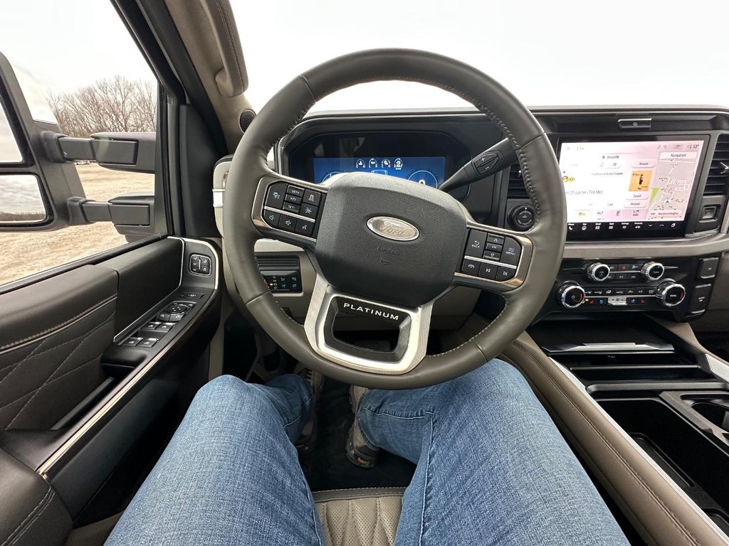 Ford Super Duty F-450 DRW Vehicle Full-screen Gallery Image 39