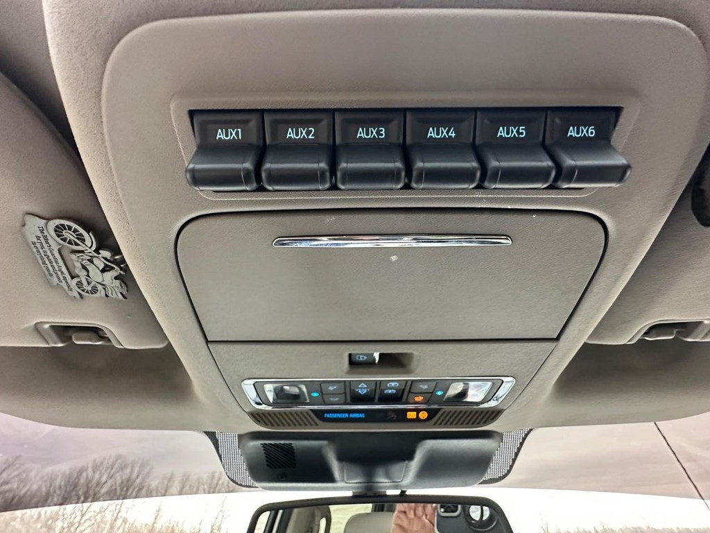 Ford Super Duty F-450 DRW Vehicle Full-screen Gallery Image 41