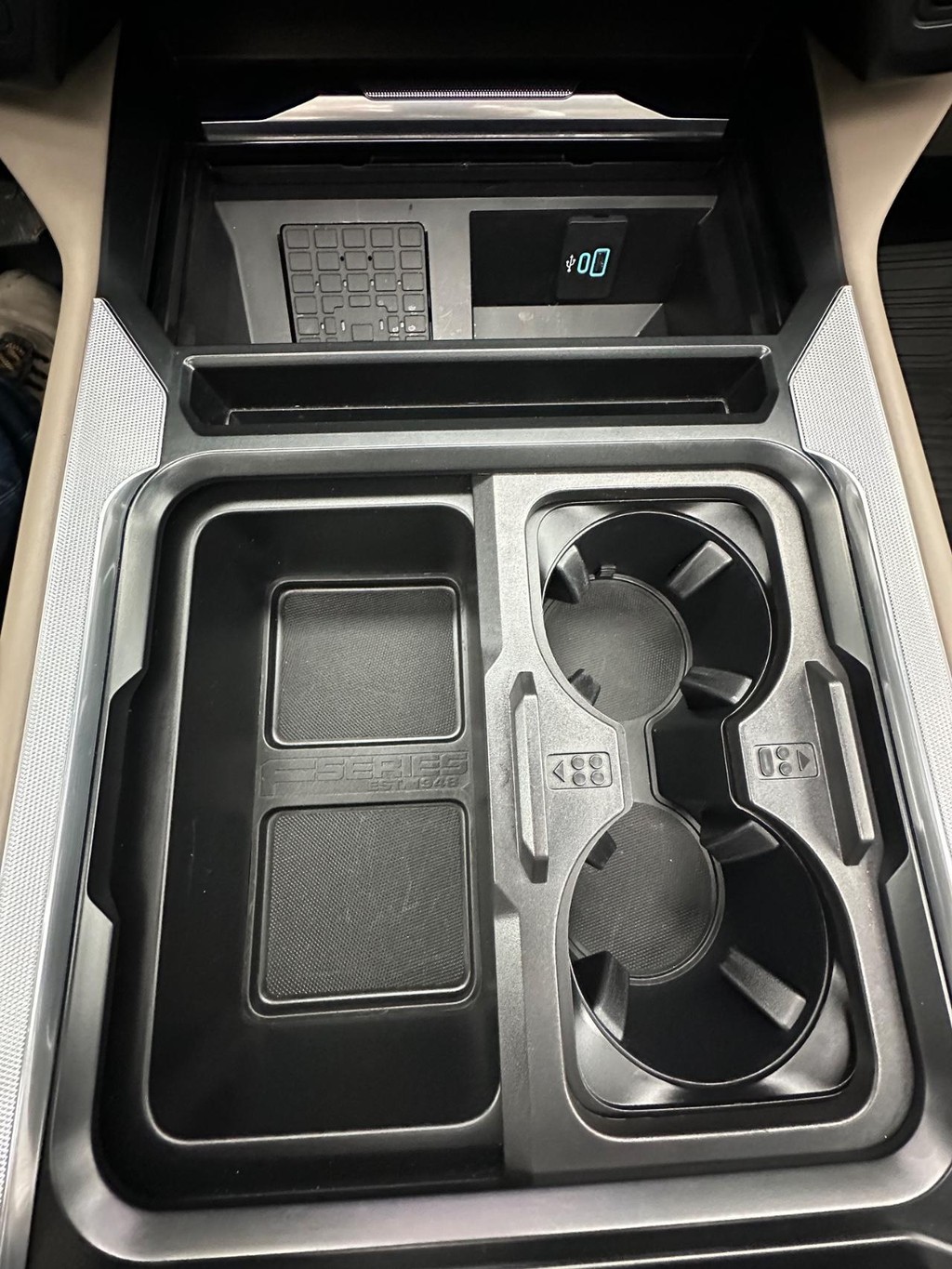 Ford Super Duty F-450 DRW Vehicle Full-screen Gallery Image 42