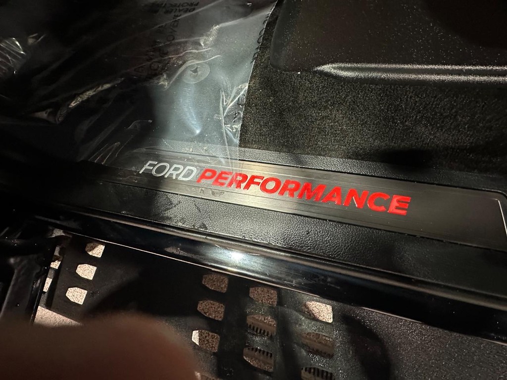 Ford F-150 Vehicle Full-screen Gallery Image 21