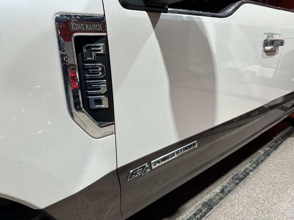 Ford Super Duty F-350 DRW Vehicle Full-screen Gallery Image 10