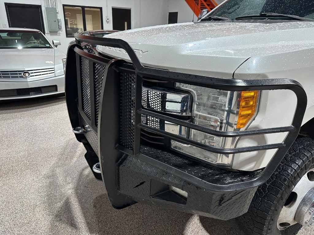 Ford Super Duty F-350 DRW Vehicle Full-screen Gallery Image 11