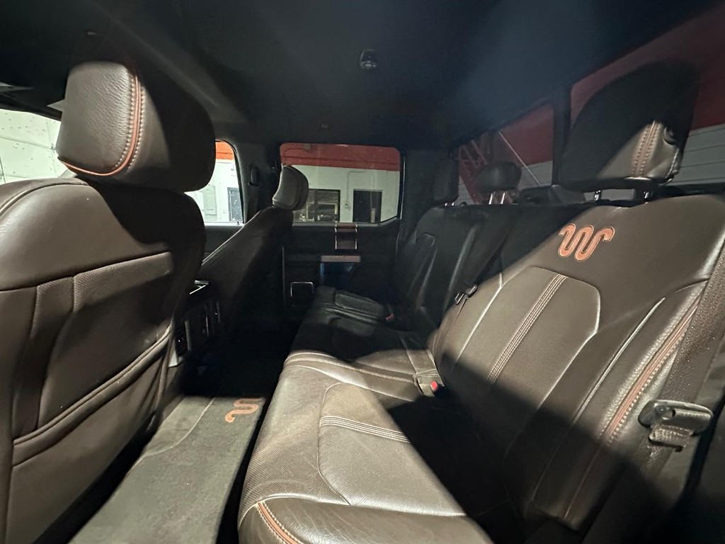 Ford Super Duty F-350 DRW Vehicle Full-screen Gallery Image 12