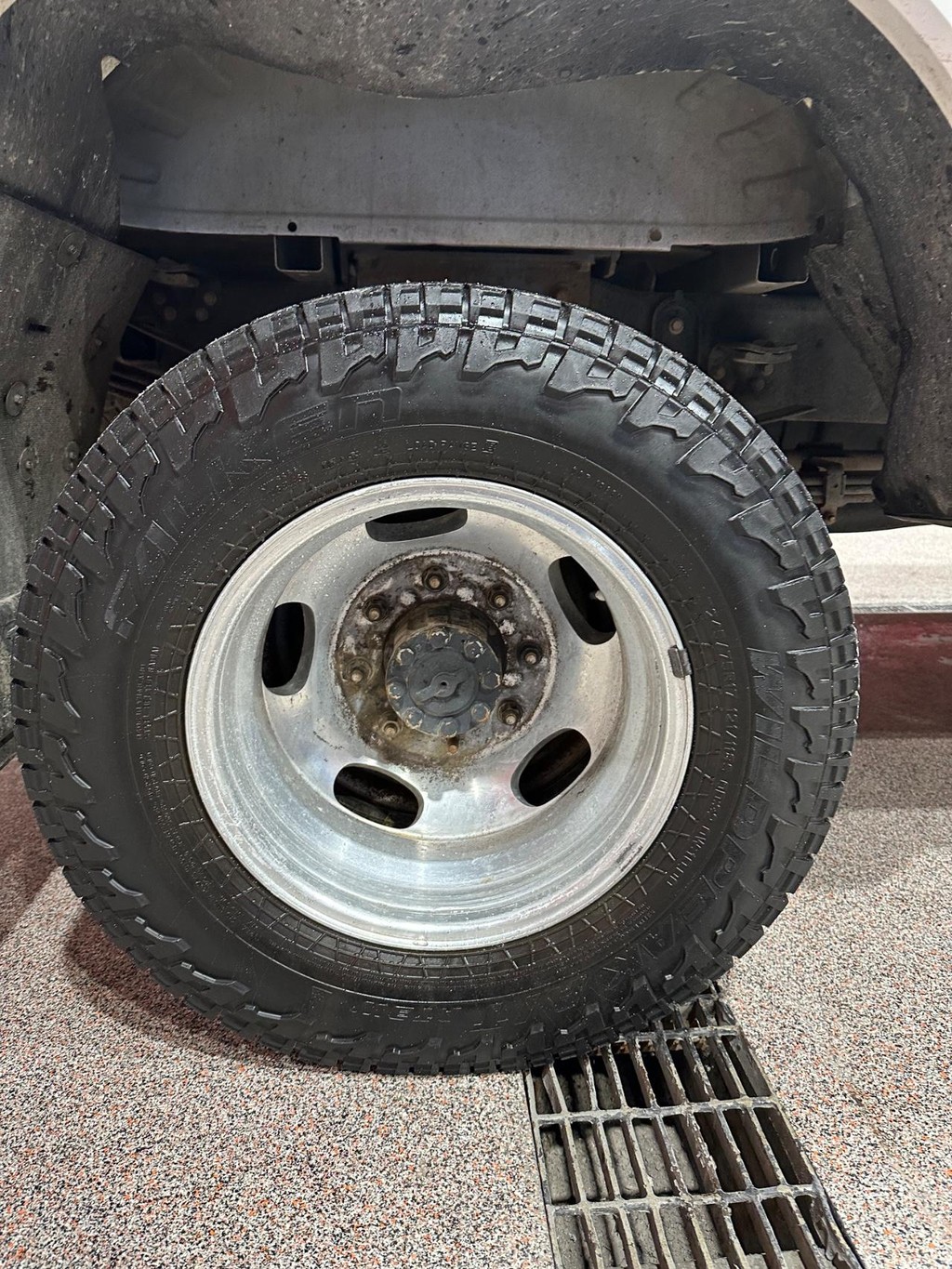 Ford Super Duty F-350 DRW Vehicle Full-screen Gallery Image 15