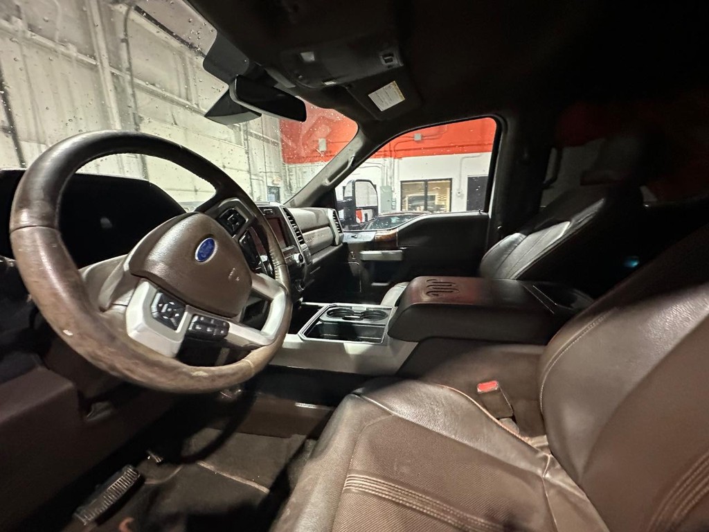 Ford Super Duty F-350 DRW Vehicle Full-screen Gallery Image 16