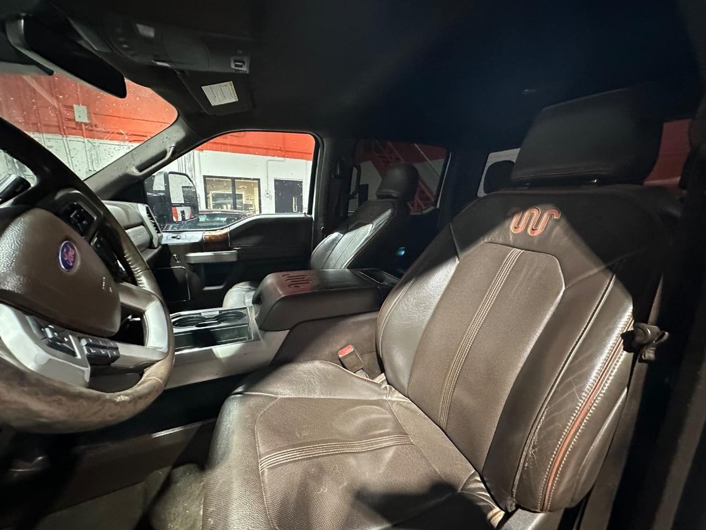 Ford Super Duty F-350 DRW Vehicle Full-screen Gallery Image 17