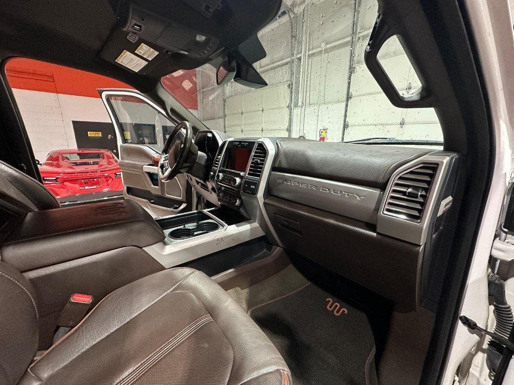 Ford Super Duty F-350 DRW Vehicle Full-screen Gallery Image 18