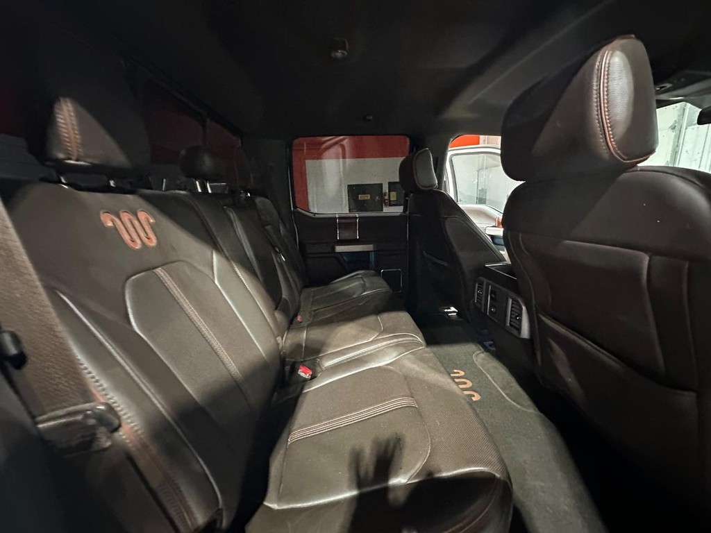 Ford Super Duty F-350 DRW Vehicle Full-screen Gallery Image 21