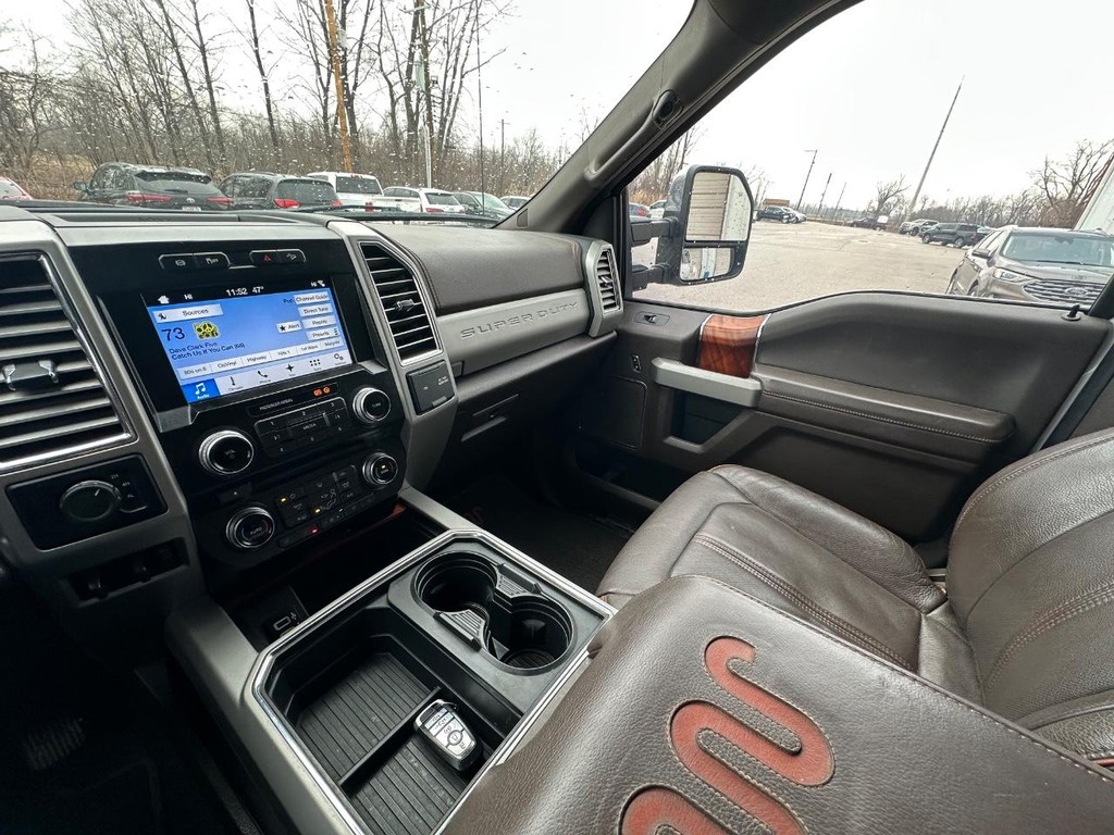 Ford Super Duty F-350 DRW Vehicle Full-screen Gallery Image 23