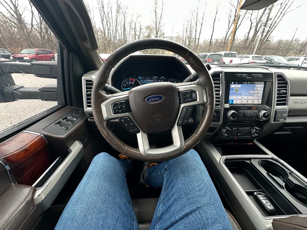 Ford Super Duty F-350 DRW Vehicle Full-screen Gallery Image 25