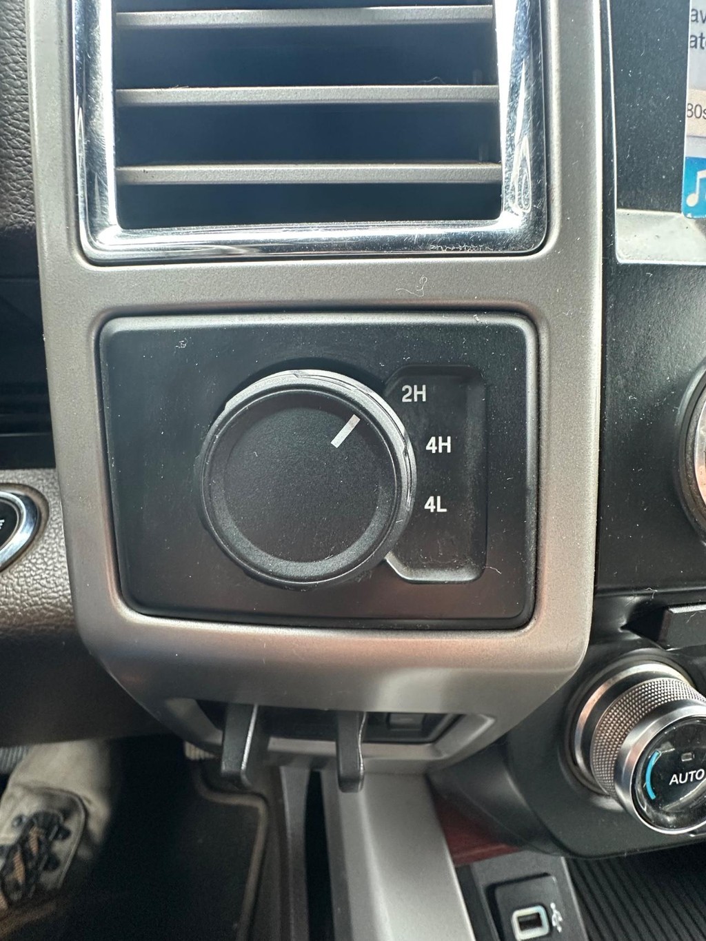 Ford Super Duty F-350 DRW Vehicle Full-screen Gallery Image 26