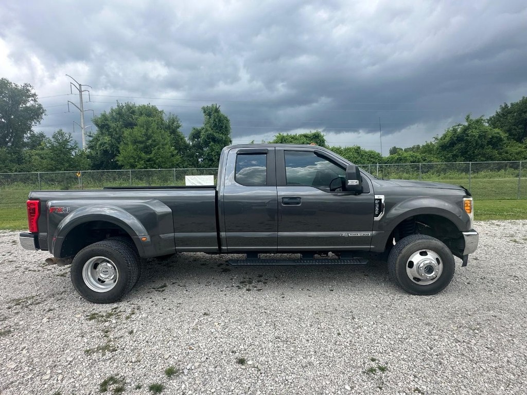 Ford Super Duty F-350 DRW Vehicle Full-screen Gallery Image 2
