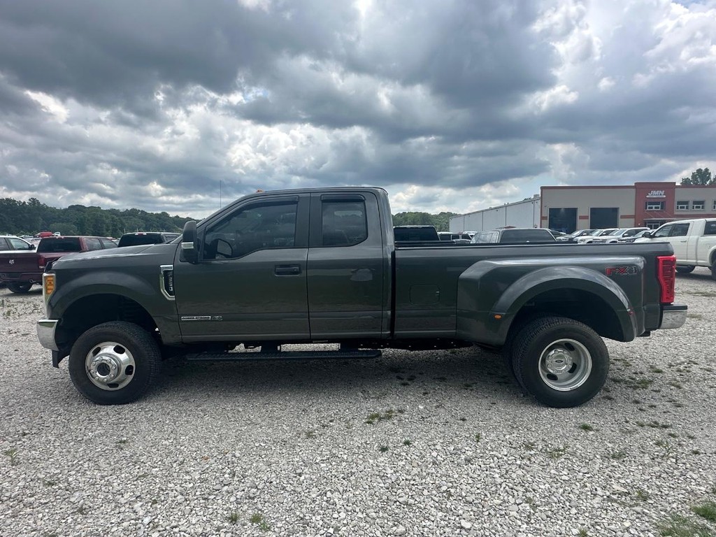 Ford Super Duty F-350 DRW Vehicle Full-screen Gallery Image 4