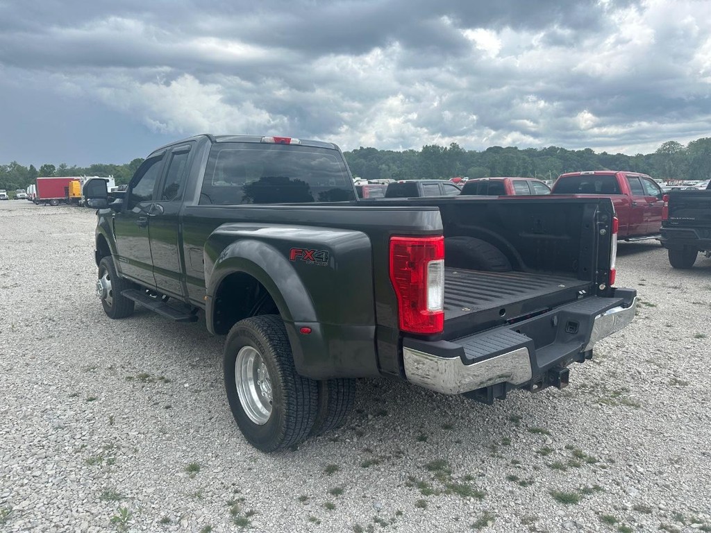 Ford Super Duty F-350 DRW Vehicle Full-screen Gallery Image 5