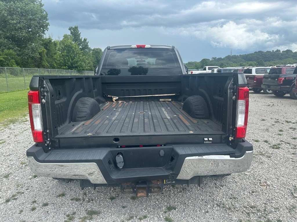 Ford Super Duty F-350 DRW Vehicle Full-screen Gallery Image 6