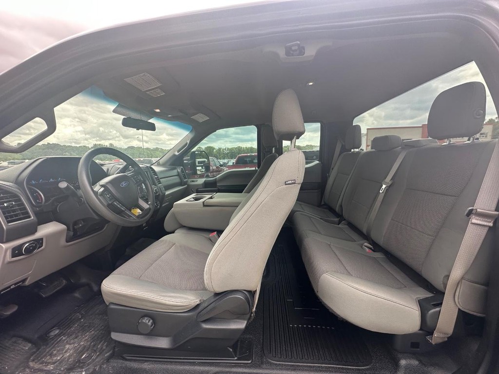 Ford Super Duty F-350 DRW Vehicle Full-screen Gallery Image 10
