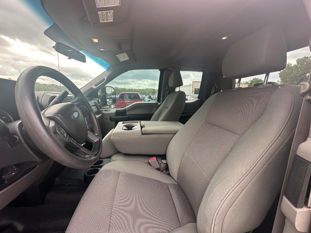 Ford Super Duty F-350 DRW Vehicle Full-screen Gallery Image 11