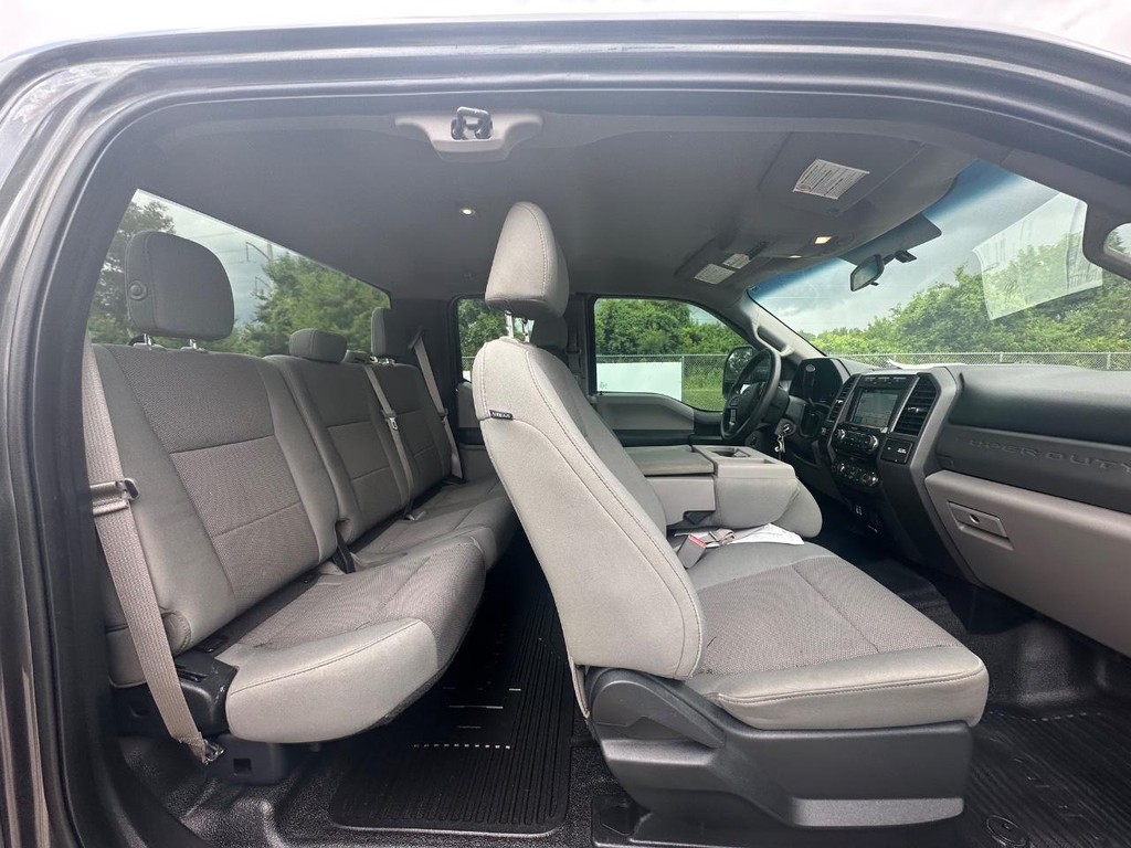 Ford Super Duty F-350 DRW Vehicle Full-screen Gallery Image 13