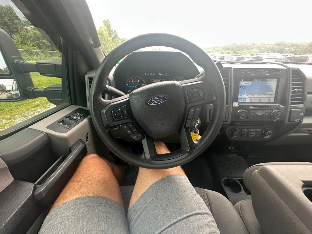 Ford Super Duty F-350 DRW Vehicle Full-screen Gallery Image 19