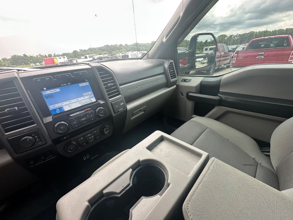 Ford Super Duty F-350 DRW Vehicle Full-screen Gallery Image 21