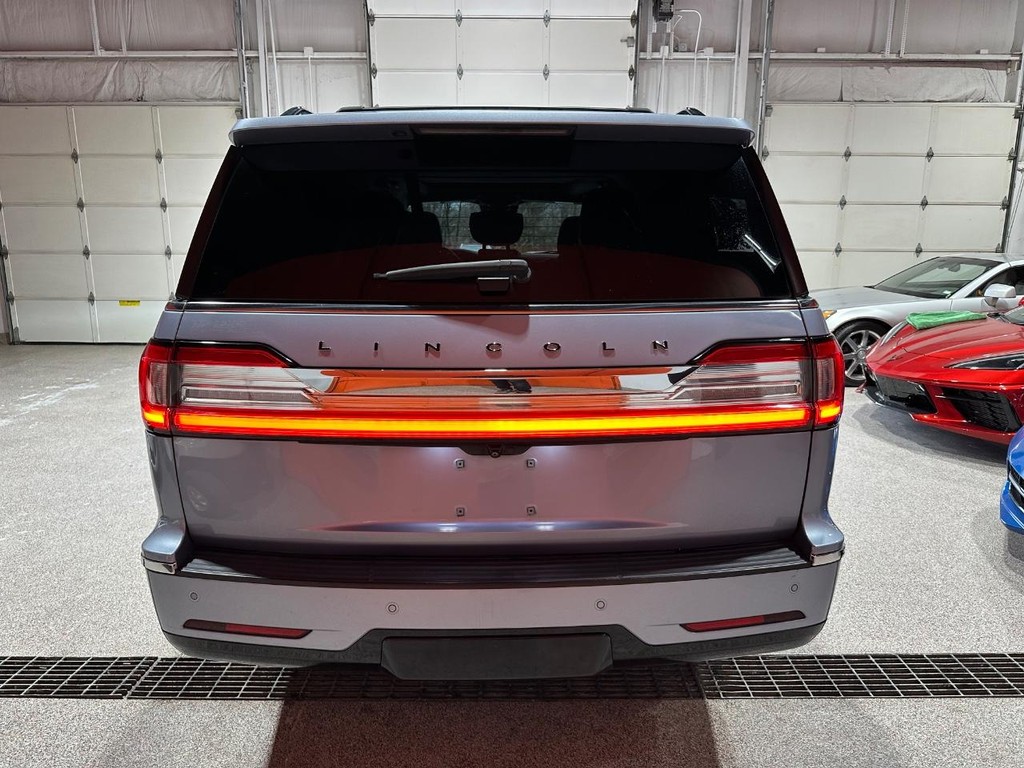 Lincoln Navigator L Vehicle Full-screen Gallery Image 2