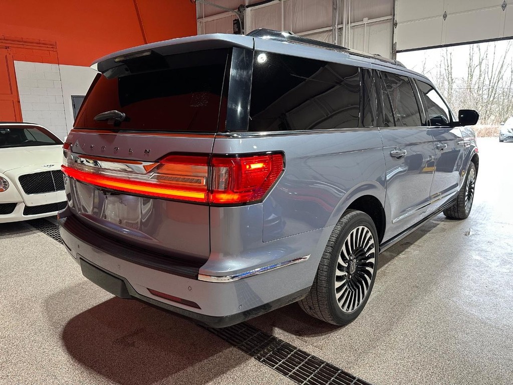 Lincoln Navigator L Vehicle Full-screen Gallery Image 3