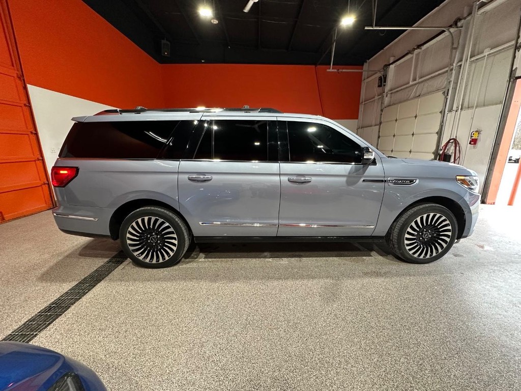 Lincoln Navigator L Vehicle Full-screen Gallery Image 4