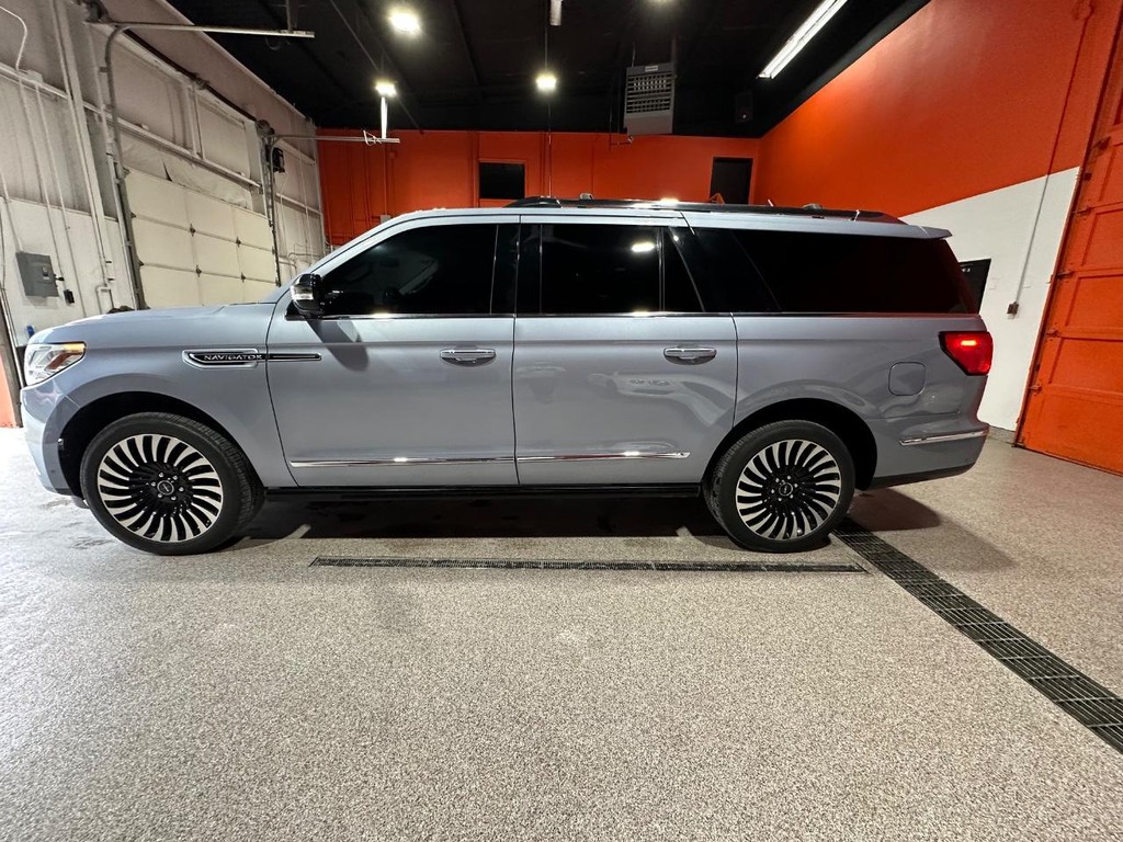 Lincoln Navigator L Vehicle Full-screen Gallery Image 6