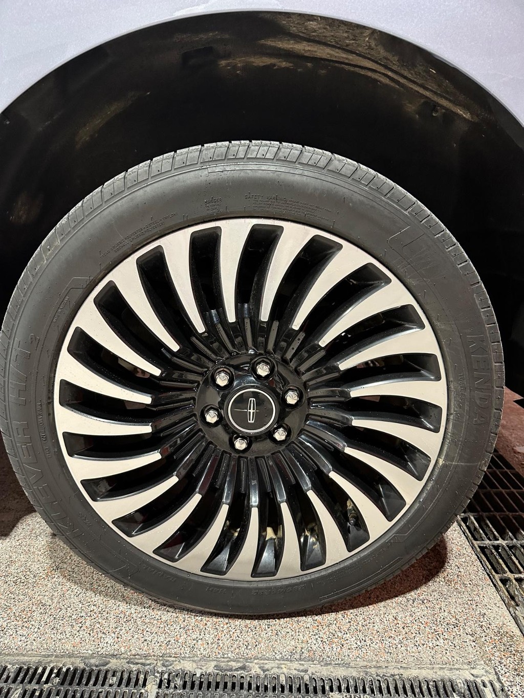 Lincoln Navigator L Vehicle Full-screen Gallery Image 8