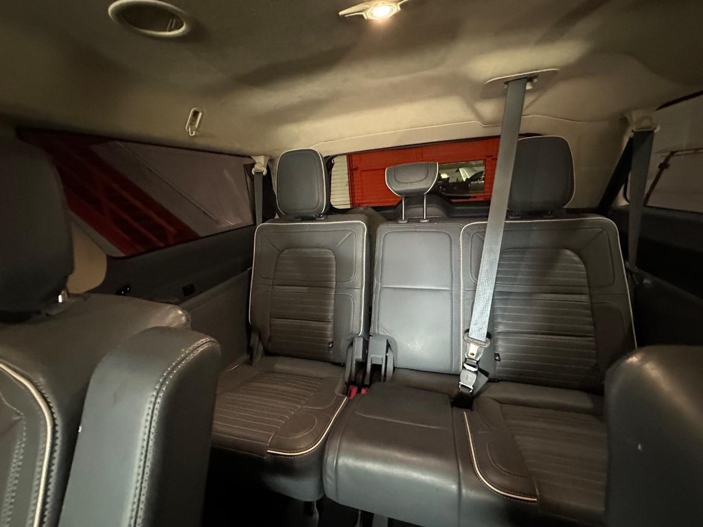 Lincoln Navigator L Vehicle Full-screen Gallery Image 11