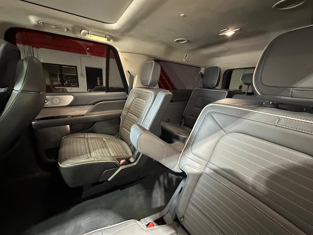 Lincoln Navigator L Vehicle Full-screen Gallery Image 12