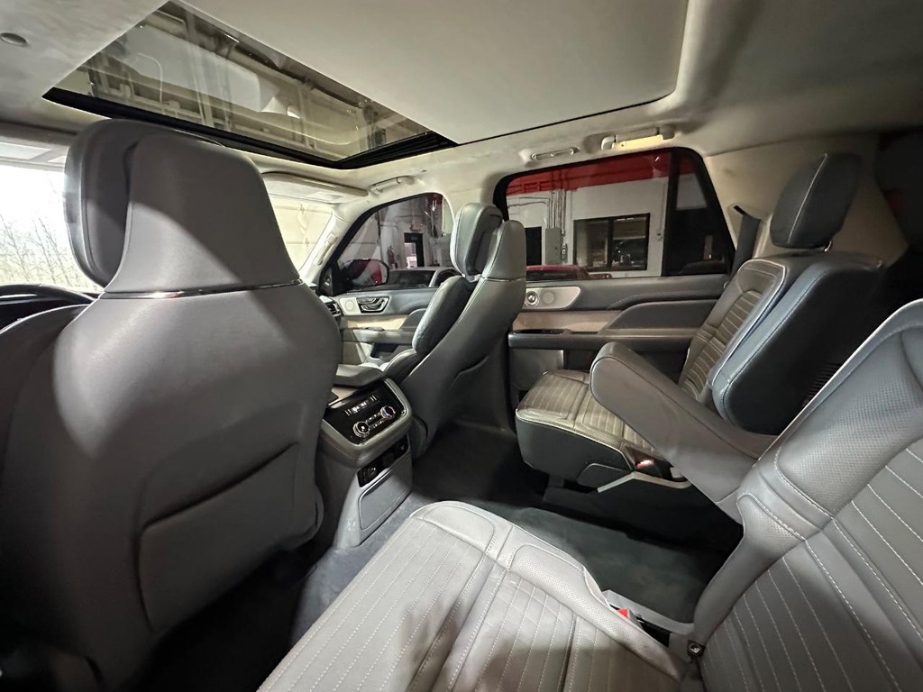 Lincoln Navigator L Vehicle Full-screen Gallery Image 13
