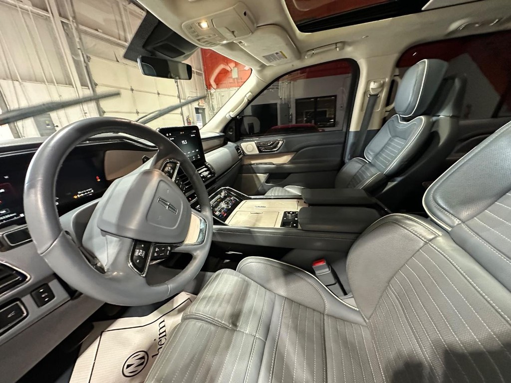 Lincoln Navigator L Vehicle Full-screen Gallery Image 15