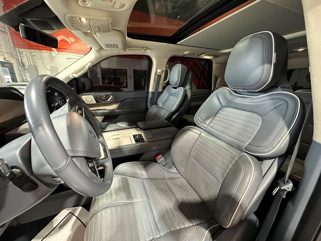 Lincoln Navigator L Vehicle Full-screen Gallery Image 16