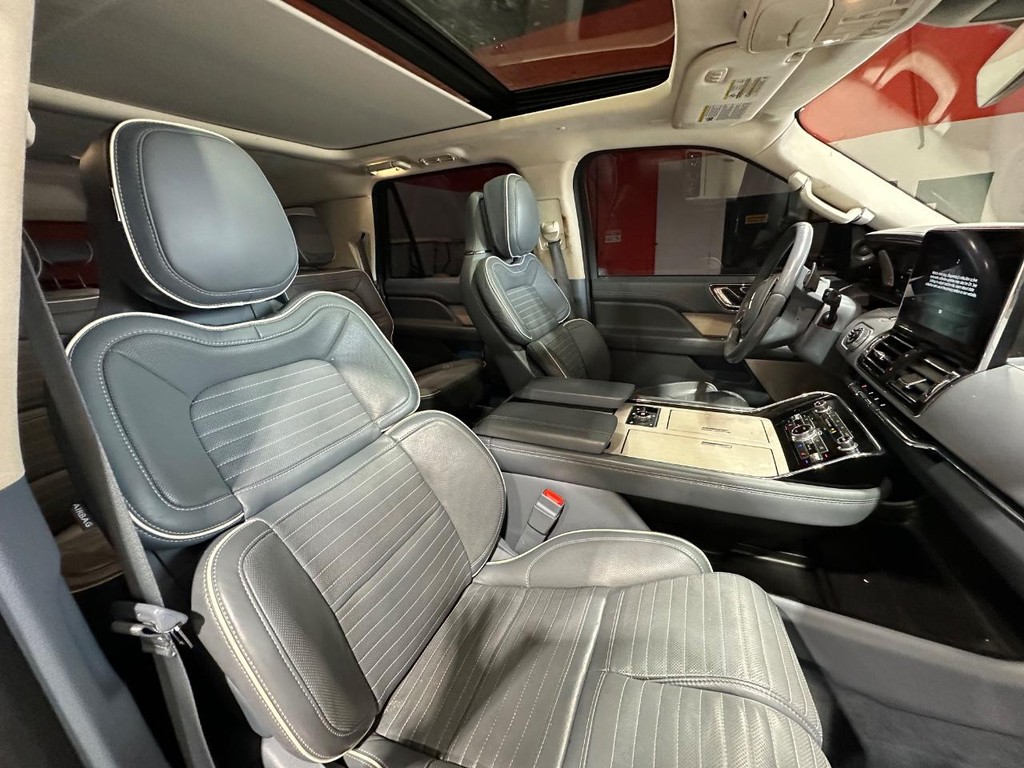 Lincoln Navigator L Vehicle Full-screen Gallery Image 18