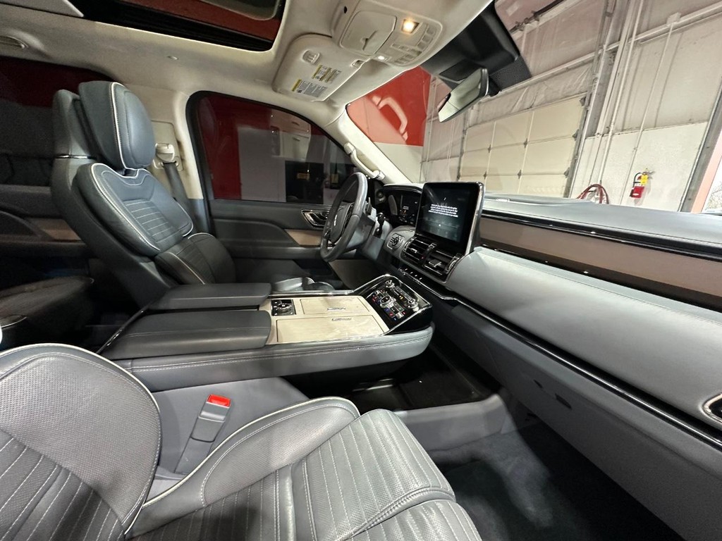 Lincoln Navigator L Vehicle Full-screen Gallery Image 19