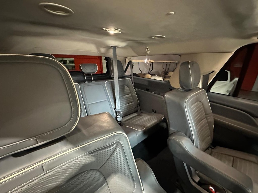 Lincoln Navigator L Vehicle Full-screen Gallery Image 20