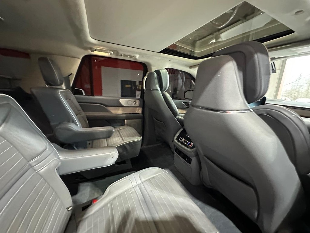 Lincoln Navigator L Vehicle Full-screen Gallery Image 21