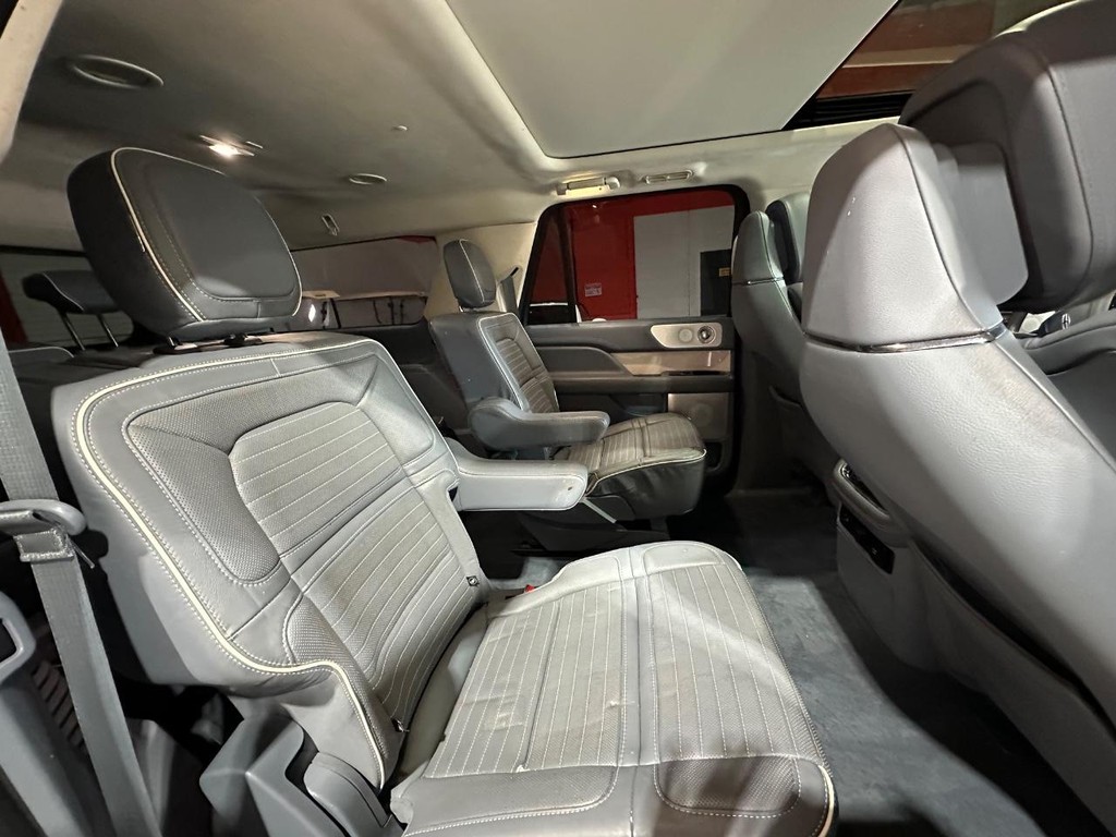 Lincoln Navigator L Vehicle Full-screen Gallery Image 22