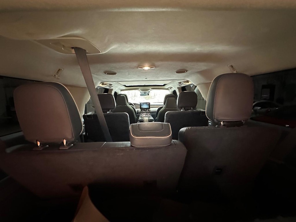Lincoln Navigator L Vehicle Full-screen Gallery Image 24