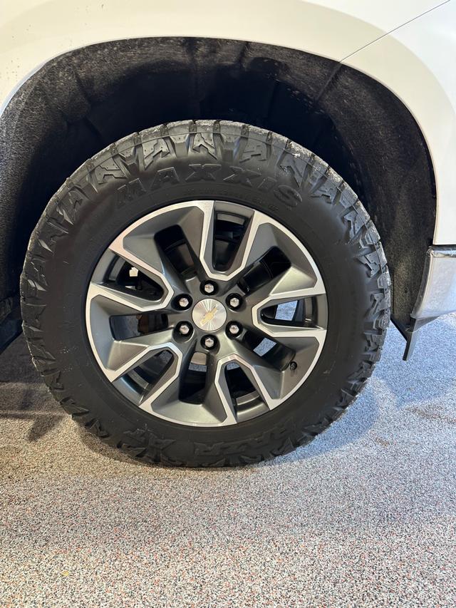 Chevrolet Silverado 1500 Vehicle Full-screen Gallery Image 16