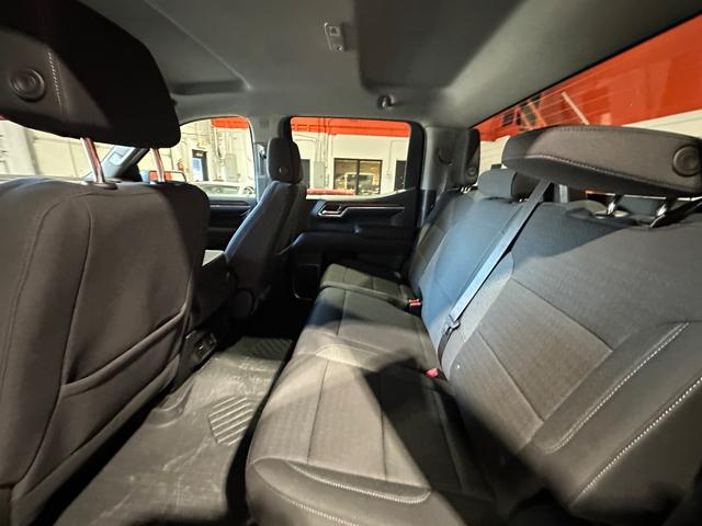 Chevrolet Silverado 1500 Vehicle Full-screen Gallery Image 32