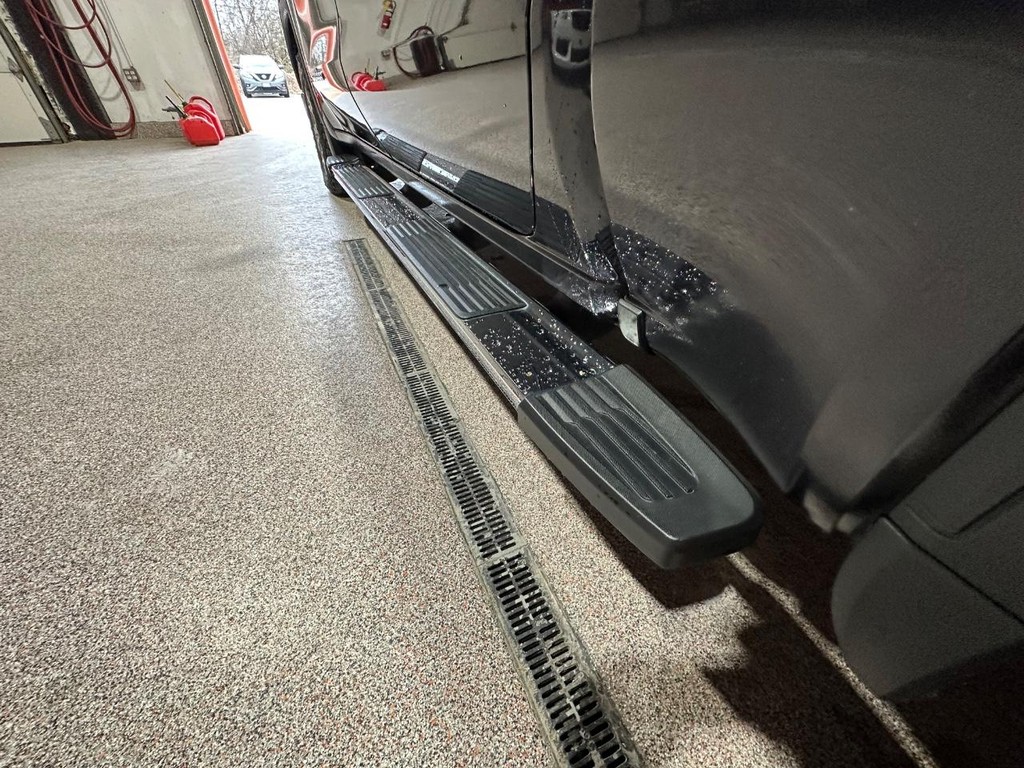 GMC Sierra 1500 Vehicle Full-screen Gallery Image 12