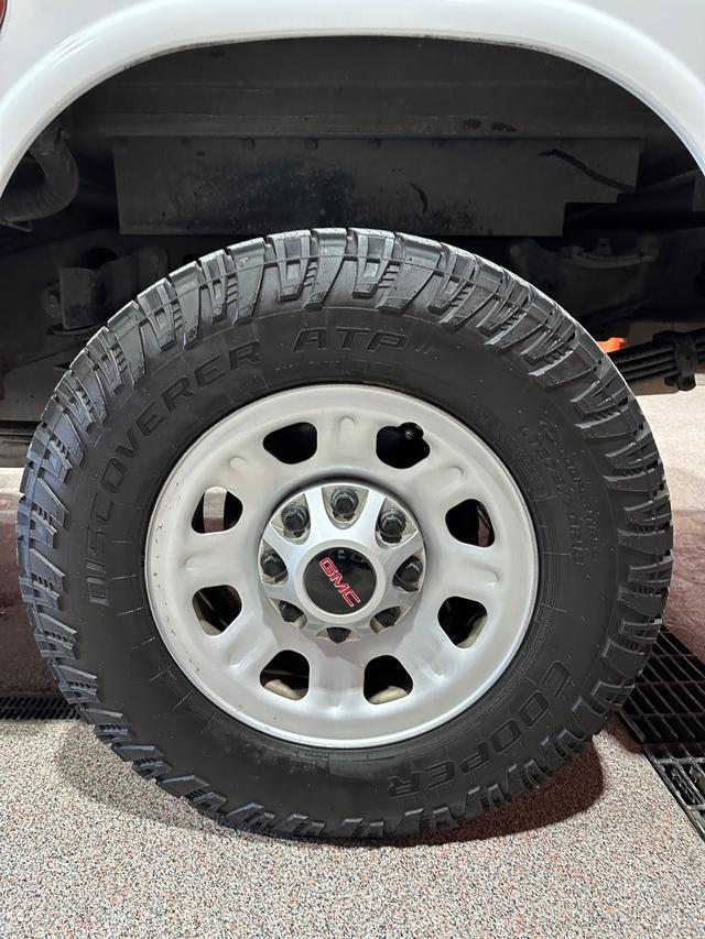 GMC Sierra 3500HD Vehicle Full-screen Gallery Image 17