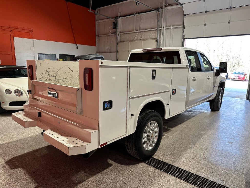 Chevrolet Silverado 3500HD CC Vehicle Full-screen Gallery Image 03