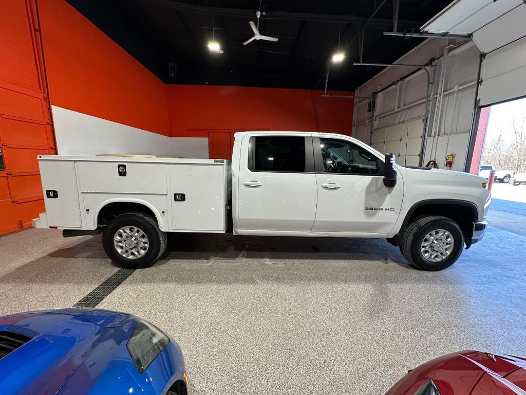 Chevrolet Silverado 3500HD CC Vehicle Full-screen Gallery Image 04