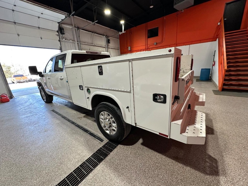 Chevrolet Silverado 3500HD CC Vehicle Full-screen Gallery Image 07